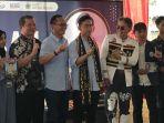 cawapres-gibran-rakabuming-foto-bersama-di-universiras-darmajaya-lampung.jpg