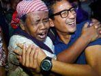 cawapres-nomor-urut-02-sandiaga-uno-berpelukan-dengan-seorang-ibu-pemulung-bernama-titah.jpg