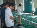 cawapres-nomor-urut-02-sandiaga-uno-saat-salat-di-masjid-agung-surabaya.jpg