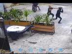 cctv-merekam-detik-detik-seorang-satpam-kafe-menghalau-dua-pelaku-curanmor.jpg