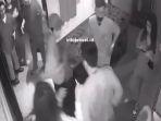 cctv-pengunjung-bar-acungkan-senjata-api.jpg