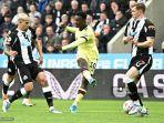 cedric-soares-kanan-memblokir-tembakan-dari-penyerang-arsenal-inggris-eddie.jpg
