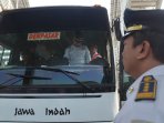 cek-kelengkapan-dan-tes-kesehatan-sopir-bus_20150323_175929.jpg