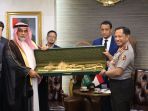cenderamata-pedang-dari-arab-saudi_20170306_123749.jpg