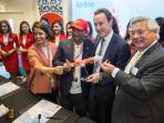 ceo-airasia-berhad-aireen-omar-ceo-grup-airasia-tony-fernandes_20160713_161658.jpg