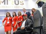 ceo-airasia-group-tony-fernandez-mencoba-kursi-hawk_20160407_232253.jpg