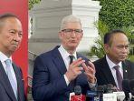 ceo-apple-inc-tim-cook-menperin-agus-gumiwang-dan-menkominfo-budi-arie-setiadi-di-istana.jpg