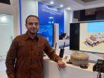 ceo-thuraya-sulaiman-al-ali-di-depan-booth-thuraya-di-pameran.jpg