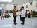 ceo-tribun-network-raih-penghargaan-dari-wakil-presiden_20231006_202039.jpg