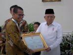 ceo-tribun-terima-penghargaan-1.jpg