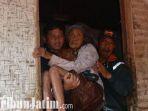 cerita-di-balik-foto-foto-viral-gus-ipin-gendong-nenek-korban-banjir-ada-kisah-rayuan.jpg