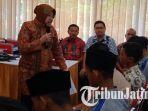 cerita-di-balik-kemarahan-wali-kota-risma-ke-dua-kelompok-remaja-yang-akan-tawuran-tangisan-pecah.jpg