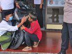 cerita-dibalik-foto-2-santri-peluk-dan-cium-motor-di-kantor-polisi-buat-kapolsek-ikut-terharu.jpg