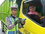 cerita-viral-ibu-ibu-bawa-truk_20180123_121701.jpg