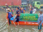 cerita-warga-bawa-jenazah-kakek-69-tahun-dengan-perahu-terobos-banjir-yang-3-hari-belum-surut.jpg