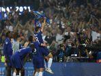 cesar-azpilicueta-kanan-mengangkat-trofi-liga-champions.jpg