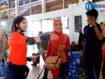 cewek-cantik-sosialisasikan-penutupan-loket-tiket_20150304_182732.jpg