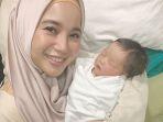 chaca-frederica-gendong-bayi-siapa.jpg