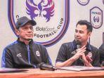 chairman-rans-cilegon-fc-raffi-ahmad-kanan-sedang-memperkenalkan-rahmad-darmawan.jpg