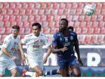charles-lokolingoy-kanan-mendapatkan-pengawalan-dari-rizky-ridho.jpg