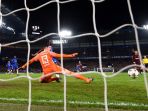 chelsea-thibaut-courtois-vs-barcelona-lionel-messi_20180221_204713.jpg