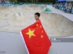 chen-ye-dari-tiongkok-mengibarkan-bendera-nasionalnya.jpg