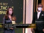chief-operating-officer-eka-hospital-grup-drg-rina-setiawati-menerima-penghargaan.jpg