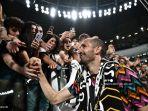 chiellini-menyapa-para-pendukung-selama-pertandingan.jpg