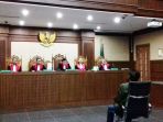 choel-mallarangeng-saat-mendengakan-vonis_20170706_172515.jpg