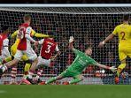 christian-benteke-mencetak-gol-penyama-kedudukan-melewati-kiper-arsenal-aaron-ramsdale.jpg