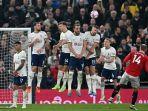 christian-eriksen-melakukan-tendangan-bebas.jpg