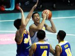christian-sitepu-dihadang-3-pembasket-bimasakti_20160112_124741.jpg
