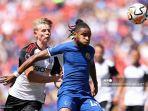 christopher-nkunku-dari-chelsea-ditantang-oleh-luc-de-fougerolles-dari-fulham.jpg
