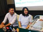 chua-kotak-bersama-suami-dan-bayi-mereka_20160827_184509.jpg