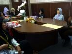 cicih-78-kanan-dalam-mediasi-di-pn-bandung-selasa-202018-ia-digugat-empat-anaknya_20180221_111140.jpg