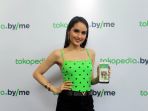 cinta-laura-gunakan-toko-online-untuk-keperluan-sehari-hari_20190422_220603.jpg