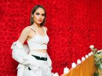 cinta-laura-rilis-lagu-terbaru-caliente_20191122_203224.jpg