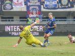 ciro-alves-saat-membobol-gawang-persija-jakarta.jpg