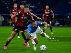 ciro-immobile-berebut-bola-dengan-bek-genoa-05-radu-dragusin.jpg