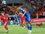 ciro-immobile-tengah-menyundul-bola-dan-mencetak-gol.jpg