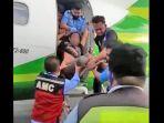 citilink-angkat-bicara-soal-viralnya-video-petugas-amankan-pria-tak-kenal-yang-masuk-ke-pesawat-jpg.jpg