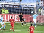 cole-palmer-menyundul-bola-dan-mencetak-gol.jpg