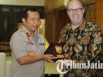 consulate-general-amerika-serikat-mr-mark-mc-govern-dan-wakapolda-jatim-brigjen-pol-toni-harmanto.jpg