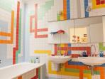 contoh-aplikasi-keramik-warna-warni-pada-dinding-dan-lantai-kamar-mandi_20160301_214155.jpg