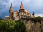 corvin-castle-benteng-tua-yang-jadi-lokasi-syuting-film-the-nun_20180906_165705.jpg