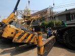 crane-proyek-jlnt-roboh-timpa-rumah_20151015_202529.jpg