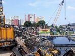 crane-roboh-di-kali-sentiong.jpg
