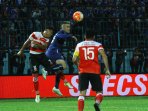 crisitan-gonzales-berebut-bola-udara-dengan-rendy-siregar_20160904_173356.jpg