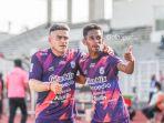 cristian-gonzales-ikut-merayakan-gol-dari-jujun-junaedi-untuk-rans-cilegon-fc.jpg