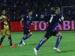 cristian-gonzales-lakukan-selebrasi-usai-cetak-gol_20160118_164115.jpg